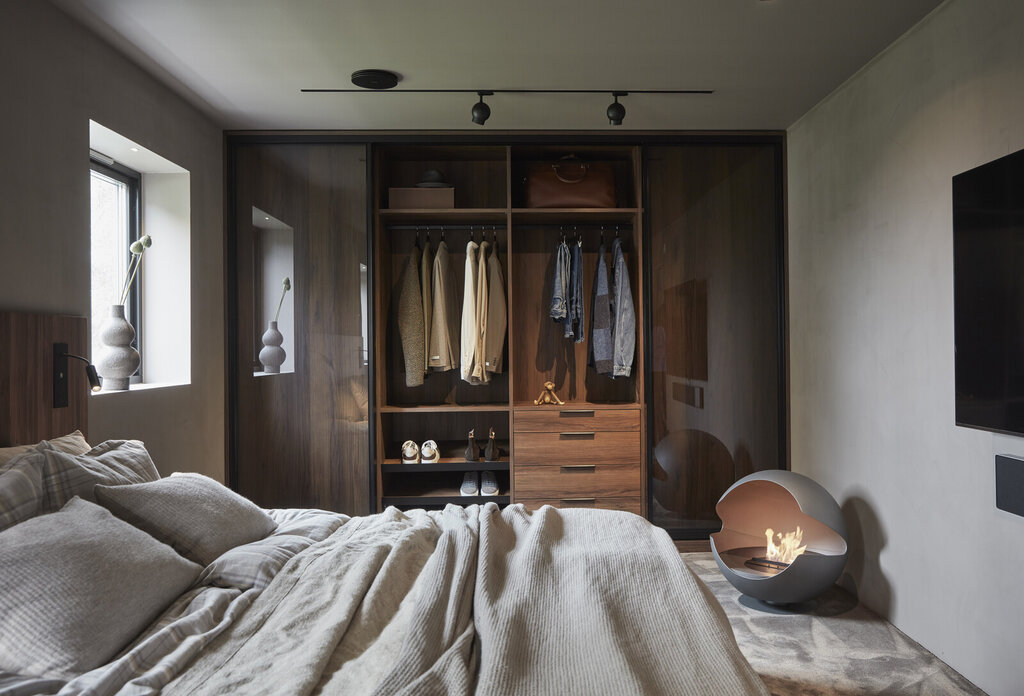 Garderobeinspirasjon Frontrow svart valnøtt grå glass Garderobeinspirasjon Frontrow svart valnøtt grå glass