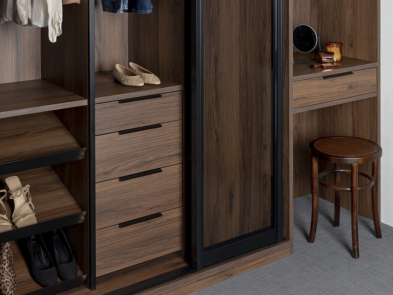 Garderobeinspirasjon Frontrow svart valnøt Garderobeinspirasjon Frontrow svart valnøt