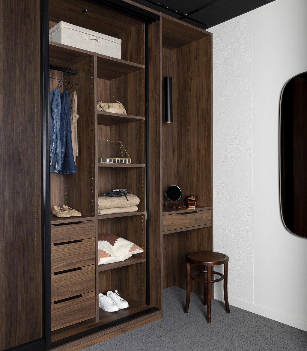 Garderobeinspirasjon Frontrow svart valnøtt Garderobeinspirasjon Frontrow svart valnøtt