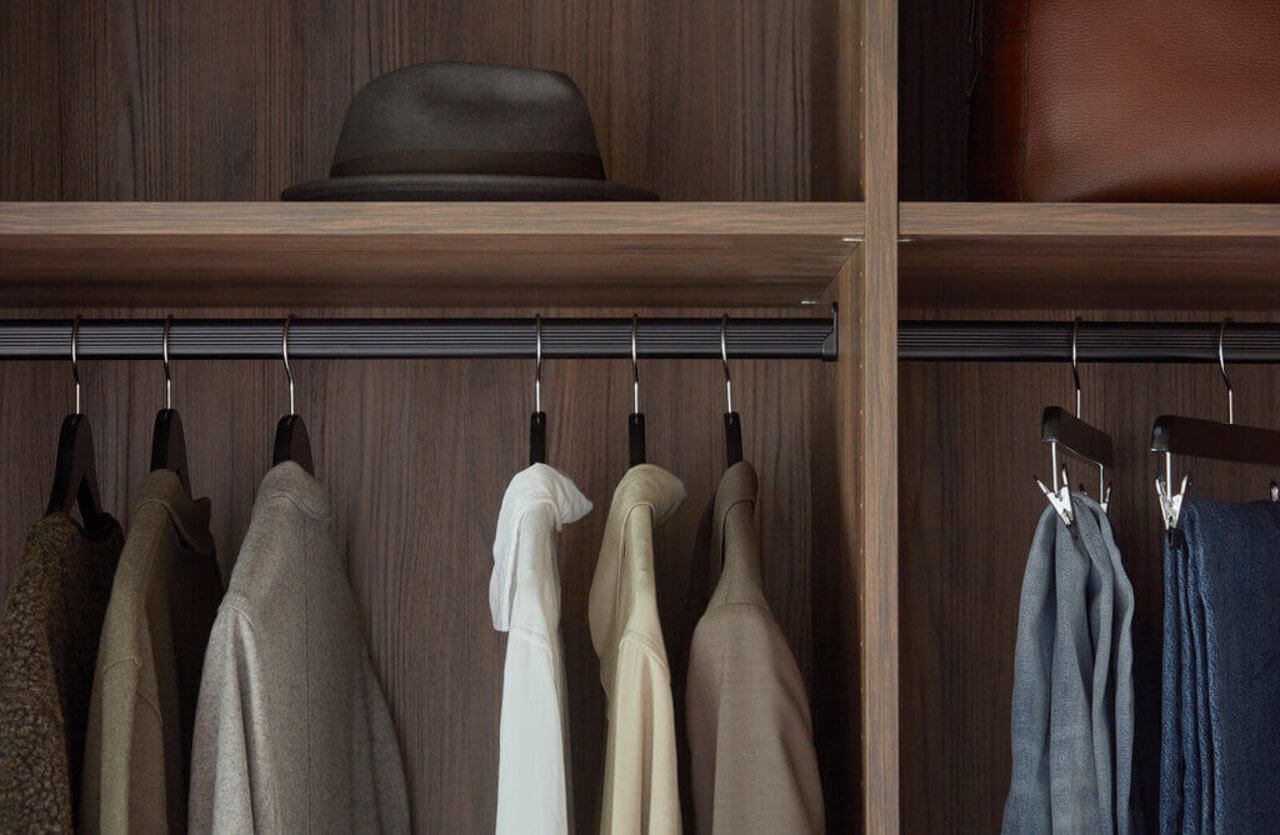 Svart klesstang i garderoben Svart klesstang i garderoben