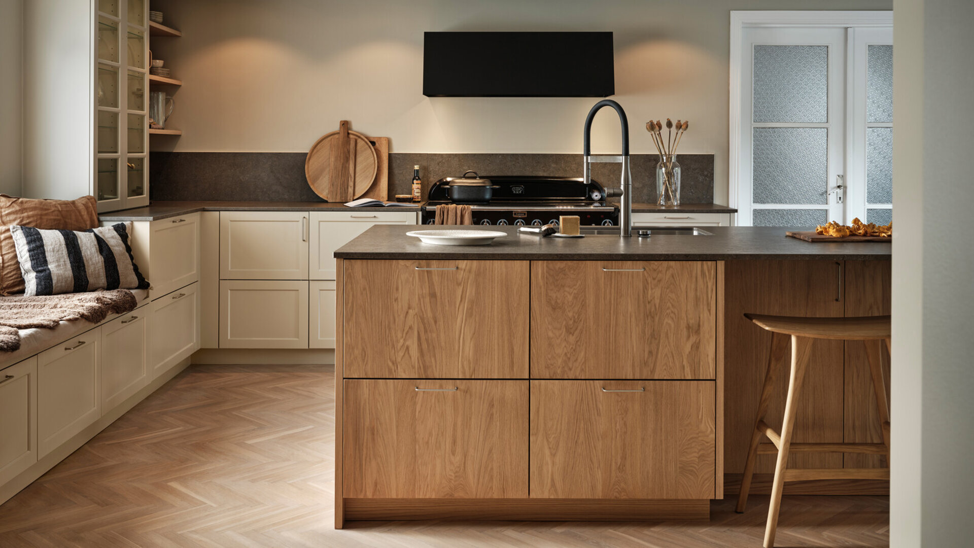 Kjøkkeninspirasjon Wood eik hvitpigmentert og Gastro østersbeige Kjøkkeninspirasjon Wood eik hvitpigmentert og Gastro østersbeige