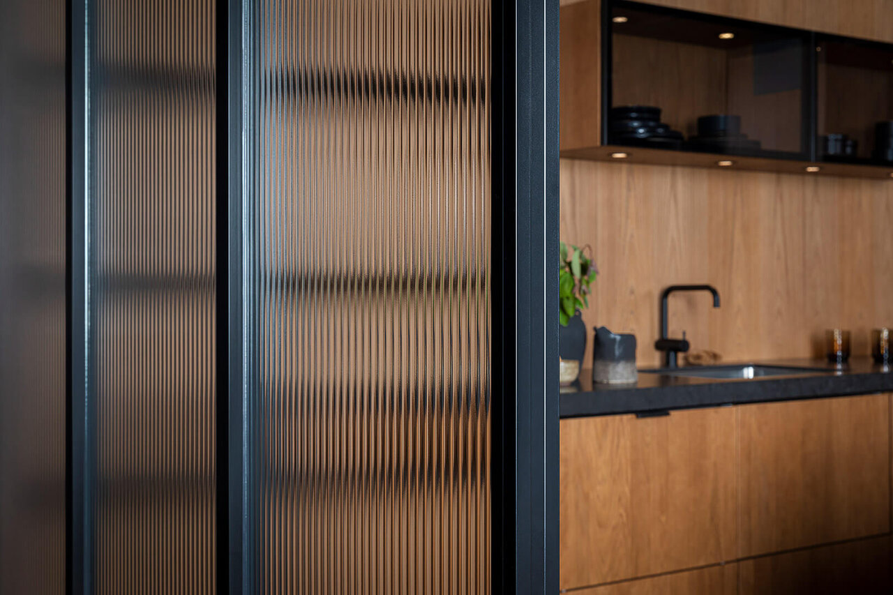 Gallery glassvegg med linjeglass Gallery glassvegg med linjeglass